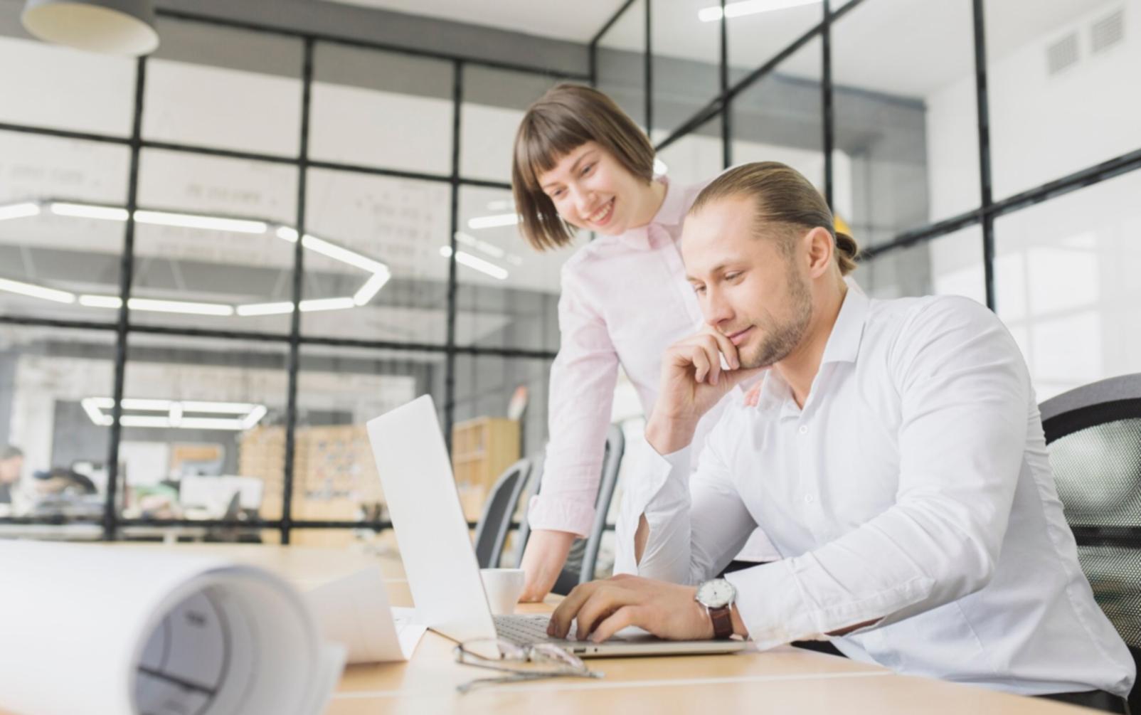 Tableau de bord financier montrant l'évolution des économies mensuelles et les objectifs d'épargne