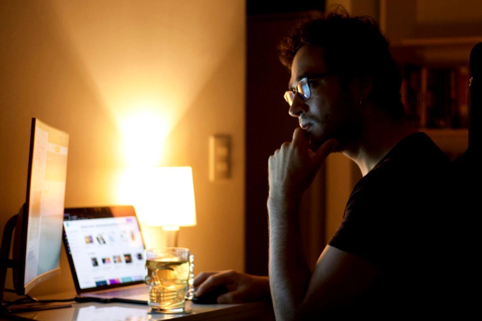 Vue de dessus d'un espace de travail avec documents et smartphone